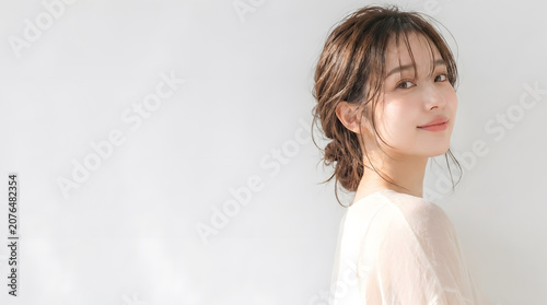 透明感のあるナチュラルなモデル女性の美容ポートレート
