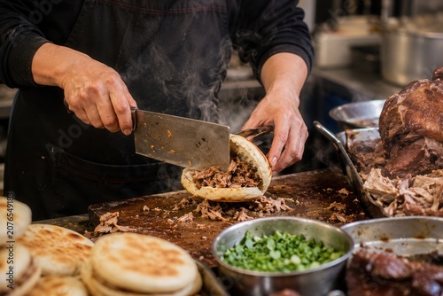 Rou Jia Mo wird frisch mit zart geschmortem Fleisch gefüllt und direkt am Stand zubereitet. Authentisches chinesisches Streetfood, deftig, handgemacht, aromatisch und beliebt.