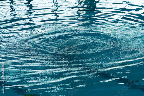 Tableau sur toile Concentric water ripples abstract background from an impact on a blue liquid sur