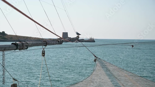 gabbiamo appoggiato sull'asta in legno di un antico trabucco sulle coste del gargano in Puglia