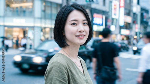 夕暮れの街並みを背景に笑顔を見せる女性のライフスタイル