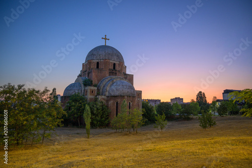 Cuadro en lienzo Unfinished Christ the Saviour Serbian Orthodox Cathedral at Twilight - Pristina,