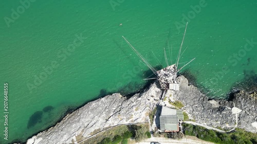 antico trabucco in legno visto dall'alto con un drone sulle coste del gargano