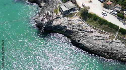 antico trabucco in legno sulla costa del gargano in puglia