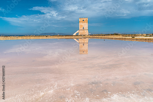 Lo spettacolo multicolore delle saline di Trapani, tra cielo, terra, sole e mare