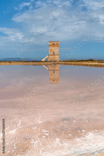 Lo spettacolo multicolore delle saline di Trapani, tra cielo, terra, sole e mare