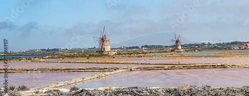 Lo spettacolo multicolore delle saline di Trapani, tra cielo, terra, sole e mare