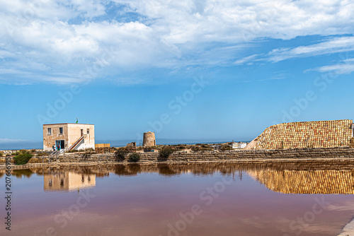Lo spettacolo multicolore delle saline di Trapani, tra cielo, terra, sole e mare