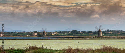 Lo spettacolo multicolore delle saline di Trapani, tra cielo, terra, sole e mare