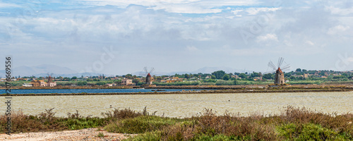 Lo spettacolo multicolore delle saline di Trapani, tra cielo, terra, sole e mare
