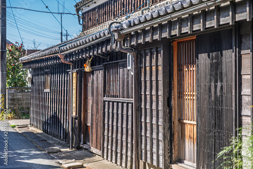 Tapety artystyczne 【#古民家】黒い板壁が美しい日本家屋の外観
