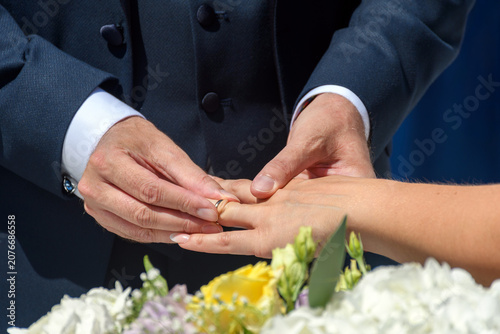 Matrimonio. Scambio delle fedi nuziali.