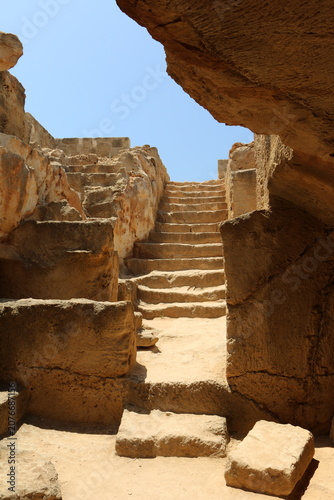 Escalier en pierre ancienne et usées menant dans un tombeau de roi sur le site archéologique des tombeaux des rois à Paphos, Chypre