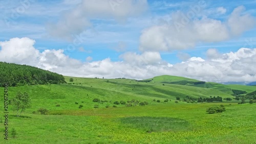 長野県霧ヶ峰高原の踊場湿原と青空の風景