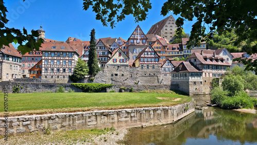 Foto Beautiful riverside view of the old town of Schwabisch Hall, Germany with half t
