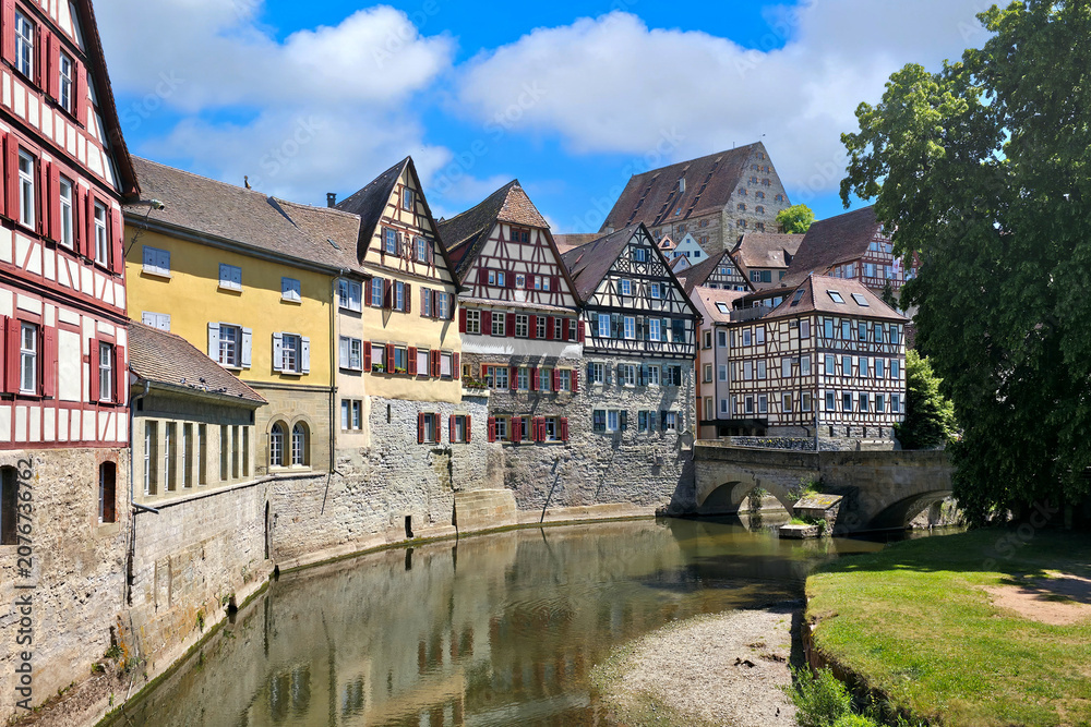 Obraz premium Traditional river houses in the Old Town of Schwabisch Hall, Germany