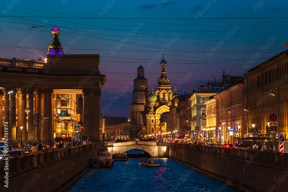 Φωτογραφία Beautiful view of the Church of the Savior on Spilled Blood and the Griboyedov Canal
