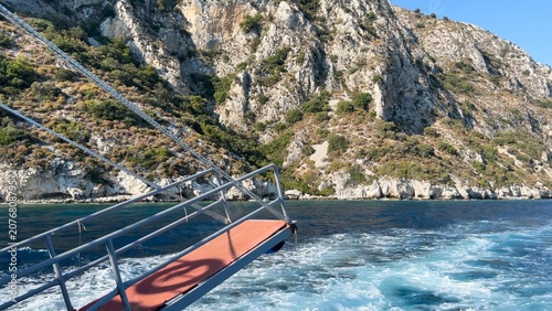 Fotografía Daily tour boat underways against the stunning backdrop of Datça's rugged cliffs