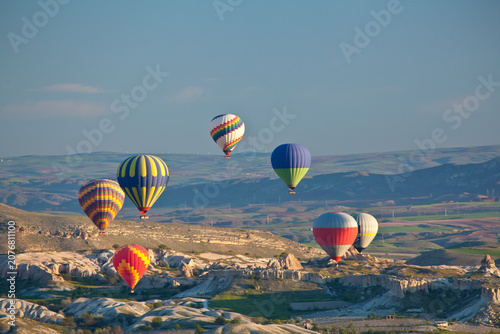 Fotografie colorful Hot Air Balloons Flying
Over Unique Rock Formations in
Cappadocia
