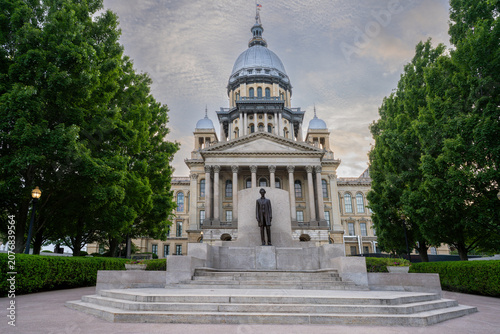 Cuadro en lienzo Illinois State Capitol Building with statue just after sunset