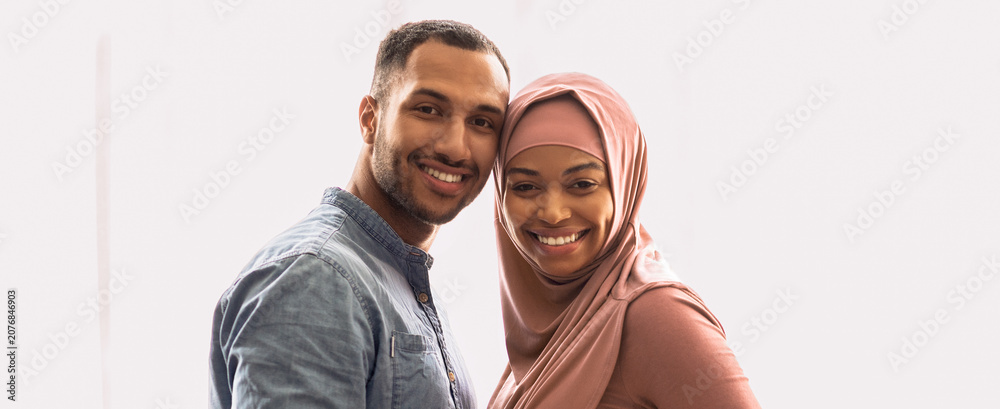 Obraz premium Smiling Black Couple In Their 30s, Expressing Joy And Connection, Posing Together In A Bright And Cozy Indoor Setting, Showcasing Their Happiness And Togetherness In A Couples Lifestyle Concept.