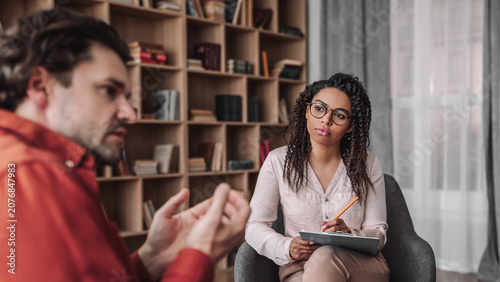 Fotografía Focused Black Female Therapist Engaging With Male Client During Therapy Session At Office, Both Attentive And Professional
