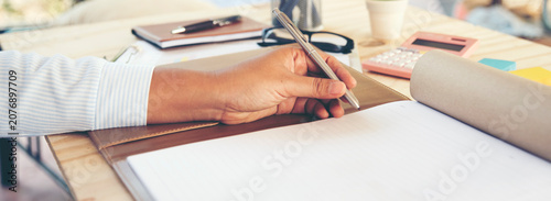 Fotografie Banner Woman hands pen workspace