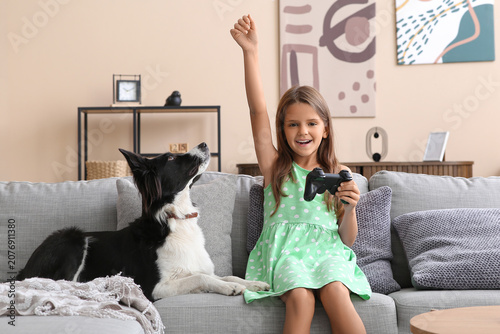 Happy little girl with Bord...