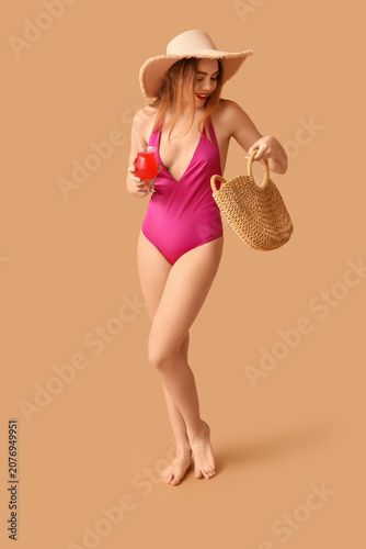 Beautiful young woman in ta...