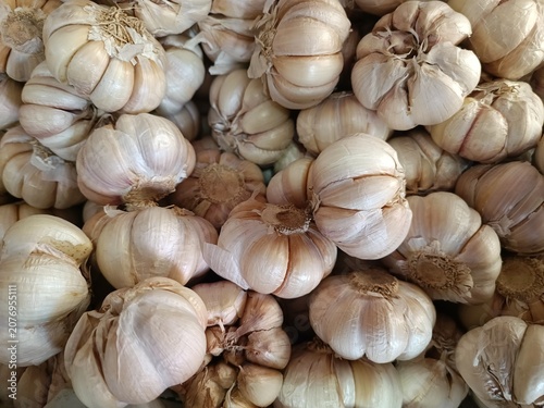 Quadro su tela close up whole organic garlic bulbs at local market