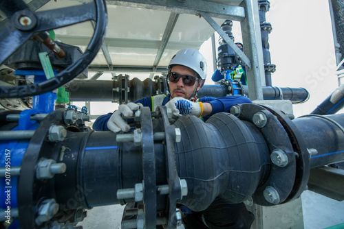 Fotografía Engineer maintenance hvac cooling tower technician industrial pipe repair safety