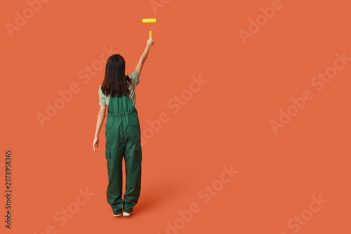 Female Asian painter with r...