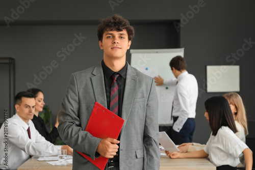 Male business consultant wi...