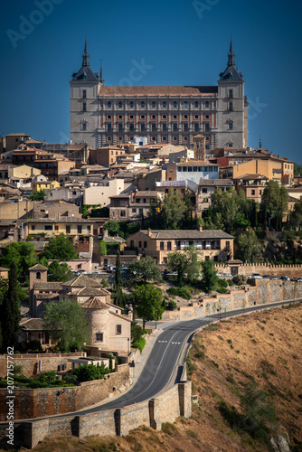 Calle histórica con arco en el casco antiguo de Toledo, España	