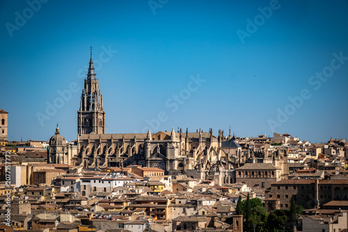 Calle histórica con arco en el casco antiguo de Toledo, España	