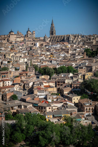 Calle histórica con arco en el casco antiguo de Toledo, España	