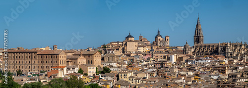 Calle histórica con arco en el casco antiguo de Toledo, España	