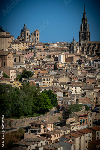 Calle histórica con arco en el casco antiguo de Toledo, España	