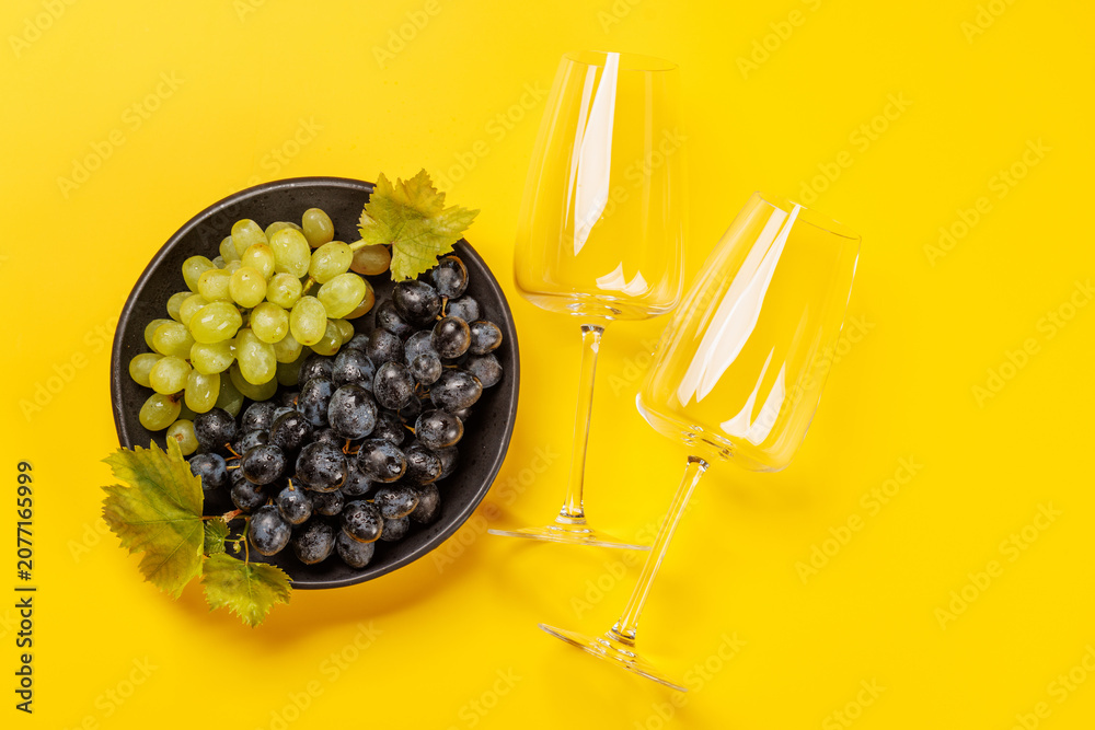 Fototapeta premium Fresh grapes bowl