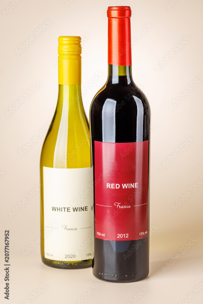 Fototapeta premium Red and white wine bottles mockup