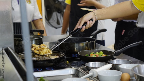 Foto Professional culinary skills: Searing fresh vegetables in a skillet as a premium