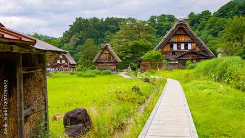 Obraz na płótnie 合掌の藁屋根に向かう道