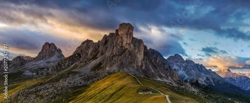 Panel kuchenny z motywem Majestic mountain range with rocky peaks and cloudy sky