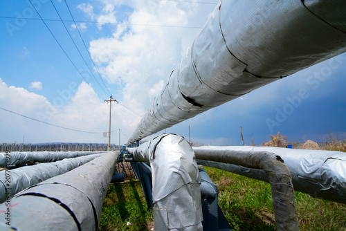 Foto Oil pipeline, Oil and gas processing plant with pipe line valves