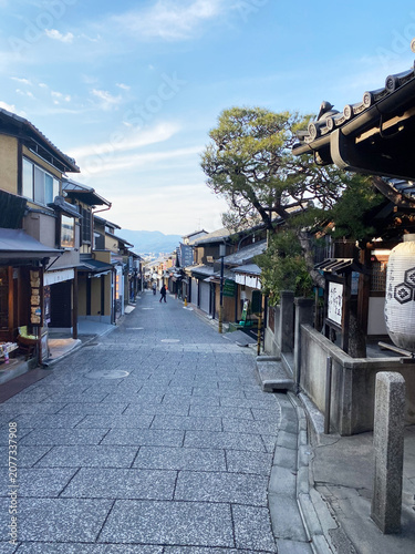 Fotografie Stone-paved slope in old Kyoto, traditional townscape at dawn