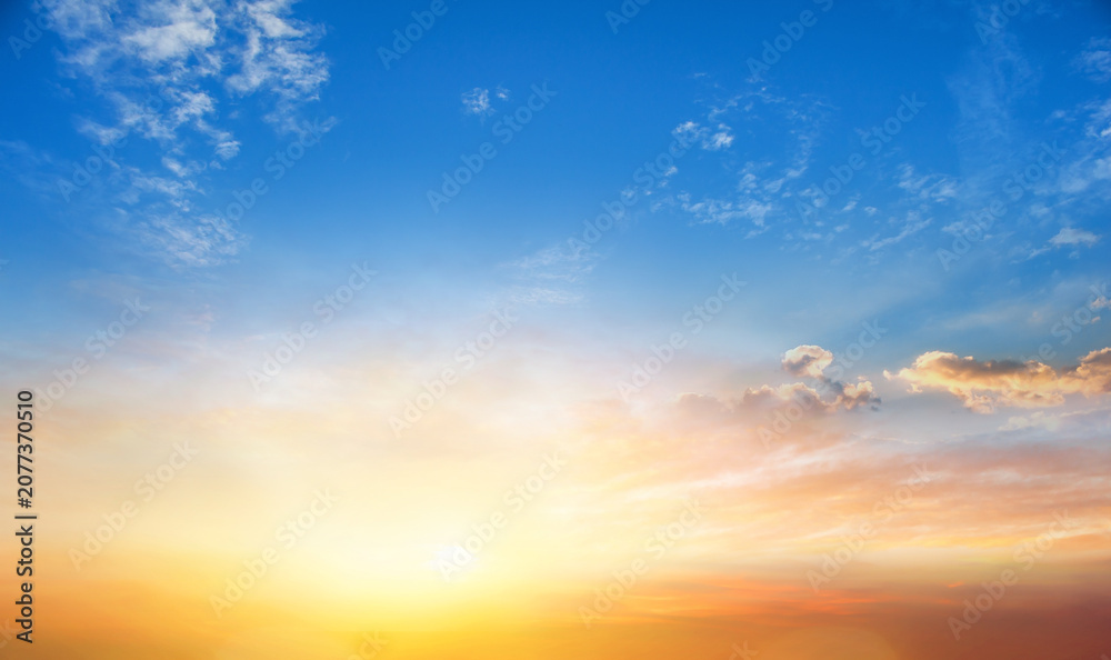 Obraz premium Sunset sky background with tiny clouds and rays of light shining through the clouds