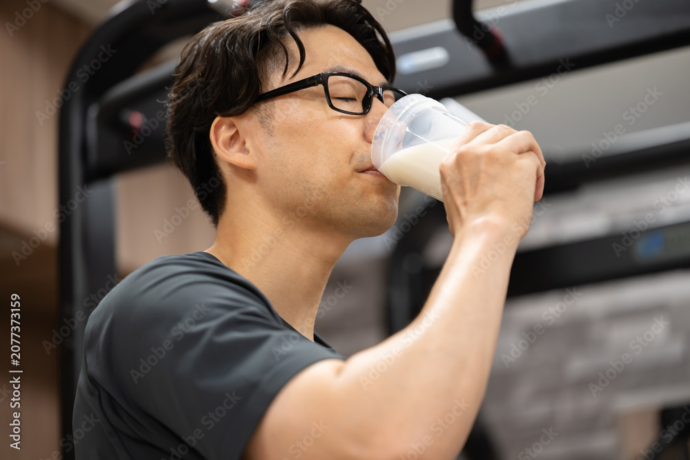 Fototapeta premium プロテインを飲む男性