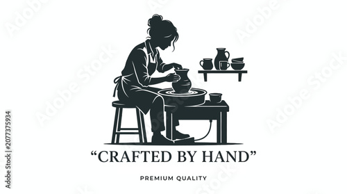 Photos Artisan potter crafting ceramic vessel on pottery wheel in traditional workshop setting