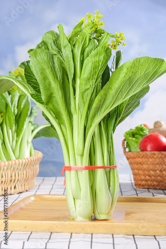 Cuadro en lienzo Fresh Baby Bok Choy Hearts Bundle - Tender Cantonese Cabbage Vegetables on Woode