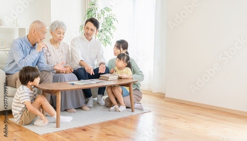 将来の生活や介護についてリビングで話し合う3世代家族